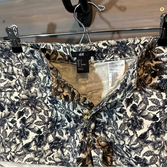 H & M Dark Blue/Cream Floral Printed Shorts - Picture 6 of 6